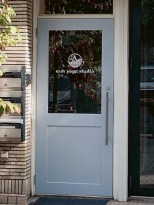 1F スタジオの扉